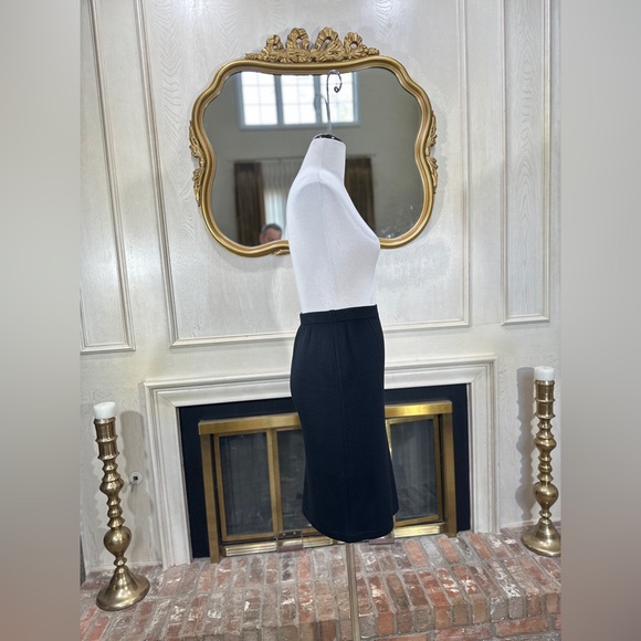 St. John Basics Black Santana Knit Pencil Skirt Size 10 – Classic Minimalist - Picture 4 of 8